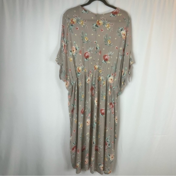 Torrid Top Womens High Low Pullover Tunic Cold Shoulder Floral V-Neck Gray Sz: 4 - Picture 8 of 13